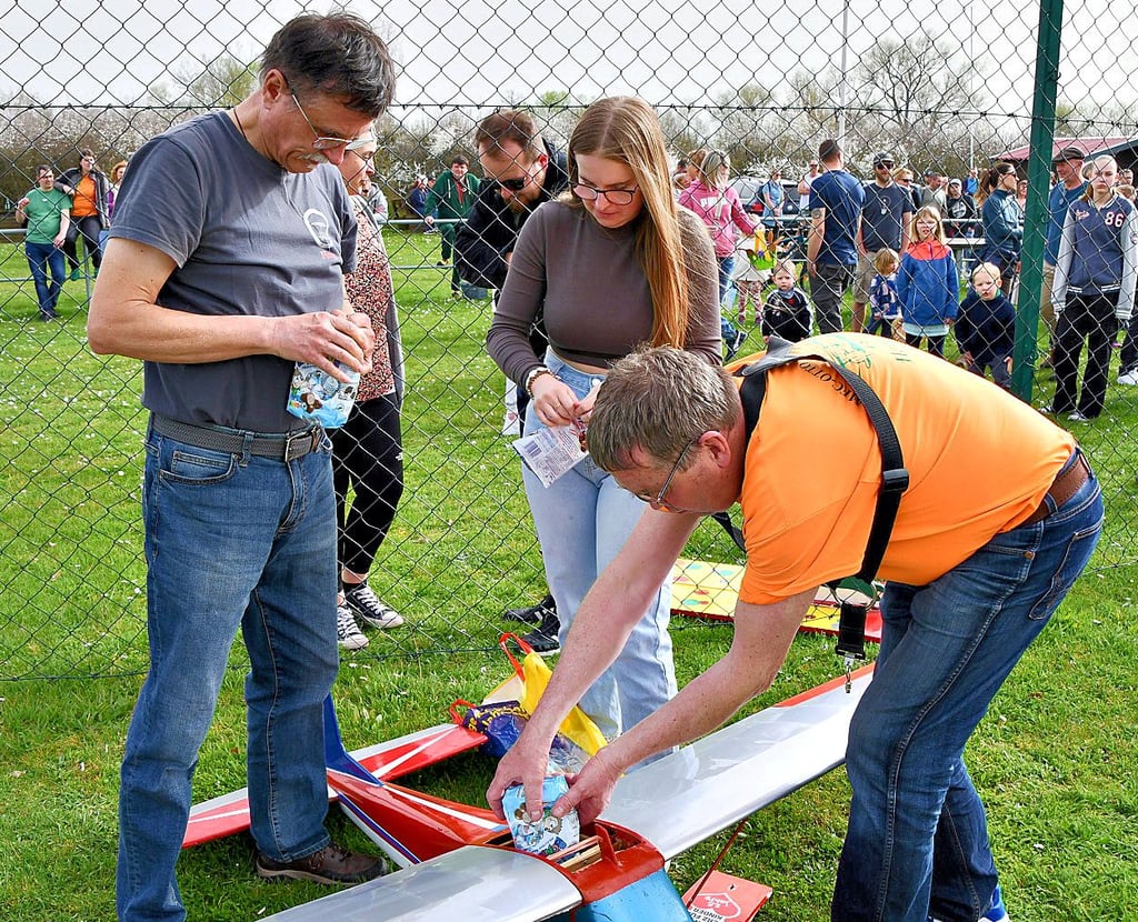 Zweimal ließen Uwe Mech (auf dem Foto rechts) und Magnus Wienecke ihre Modellflieger in die Lüfte aufsteigen, um für die Kinder Bonbons abzuwerfen.
