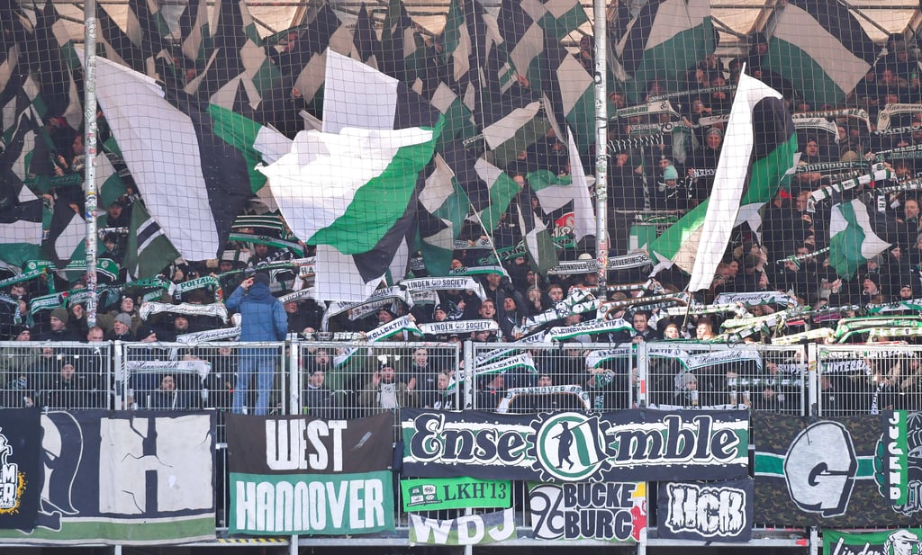 Bei der Partie 1. FC Magdeburg gegen Hannover 96 stürzte ein Hannover-Fan im Gästeblock und verletzte sich am Kopf.