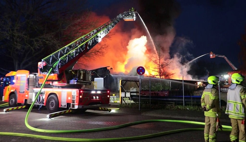 Mit einem Großaufgebot bekämpft die Feuerwehr einen Brand in einer Gewerbehalle.