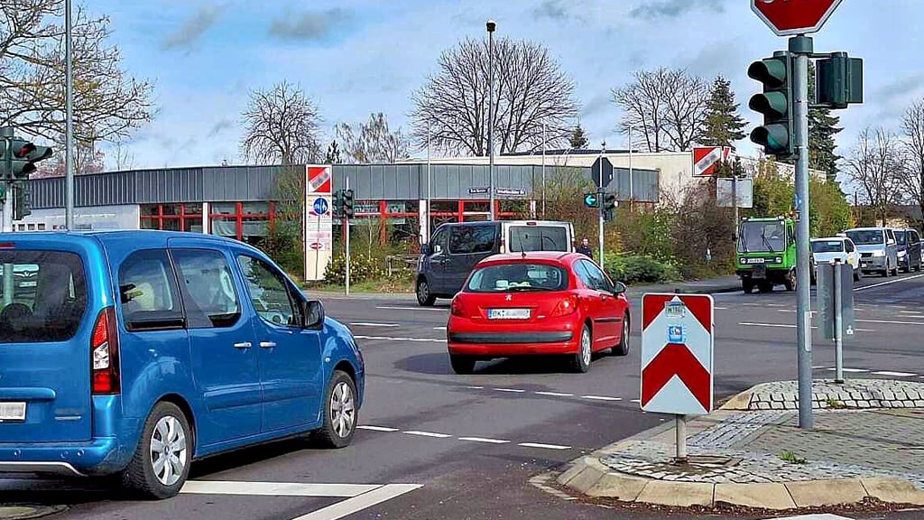 Die Ampelanlage an der Kreuzung Gerikestraße/Althaldensleber Straße in Haldensleben weißt jetzt grüne Abbiegepfeile auf.