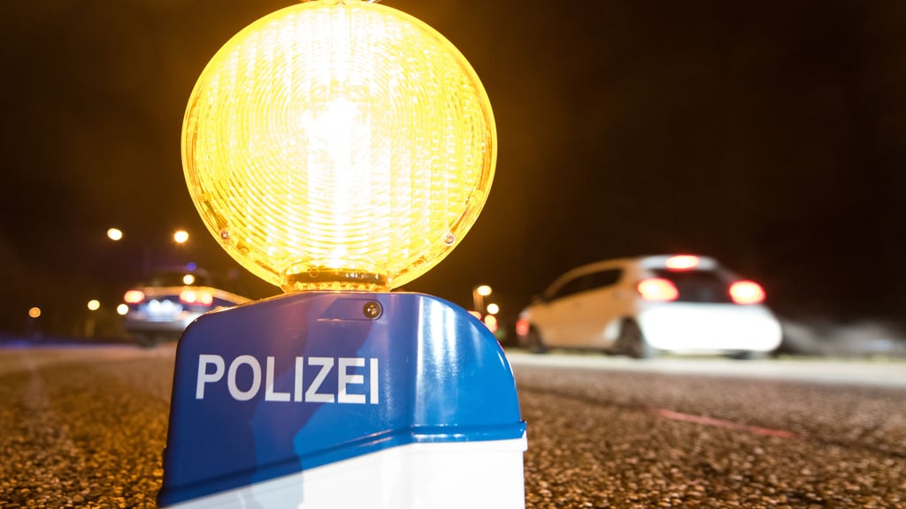 Auf der Landesstraße 20 zwischen Weferlingen und Seggerde stoppten in der Nacht zum Ostersonntag Polizeibeamte einen betrunkenen Autofahrer. Dieses leistete aggressiv Widerstand.