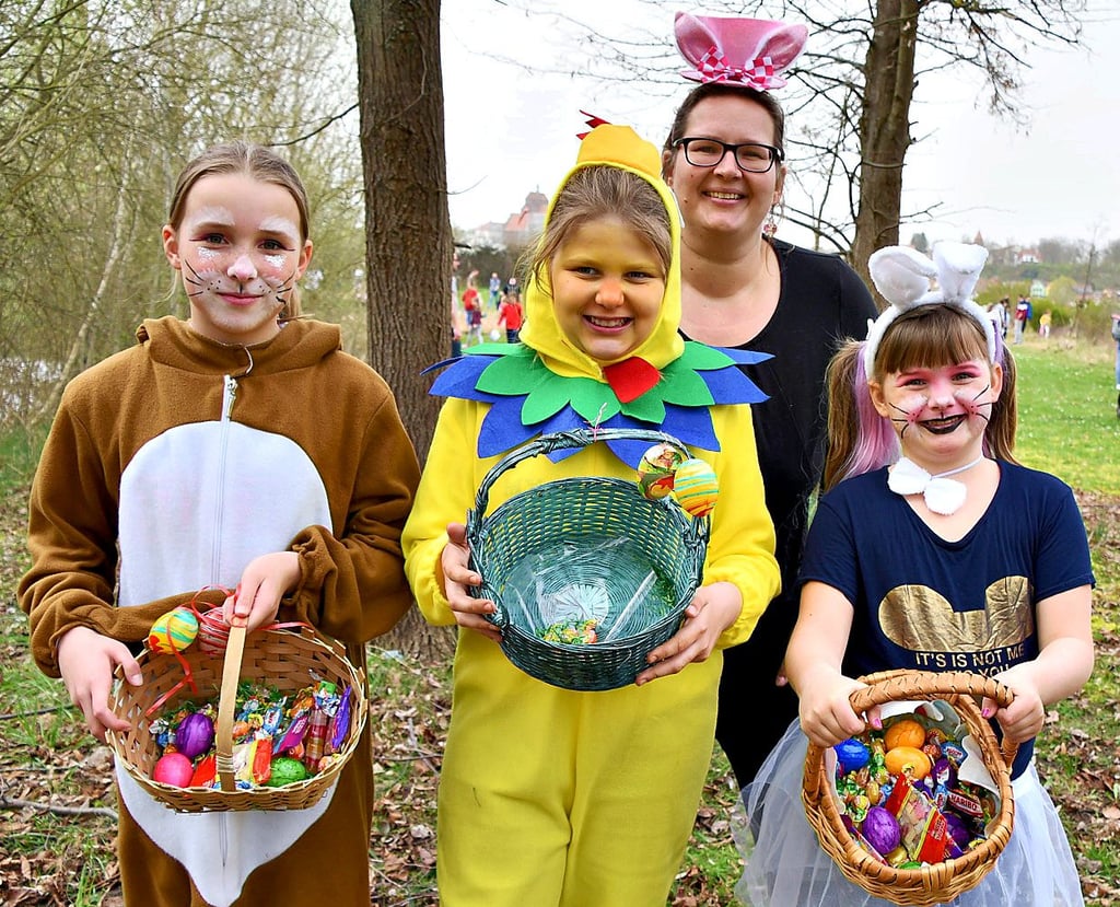 Leonie, Amy und Lena (von links) verteilten Süßes und Ostereier an die Kinder. Melanie Schulz vom Jugendklub Schollene sorgte für Nachschub in den Körben.