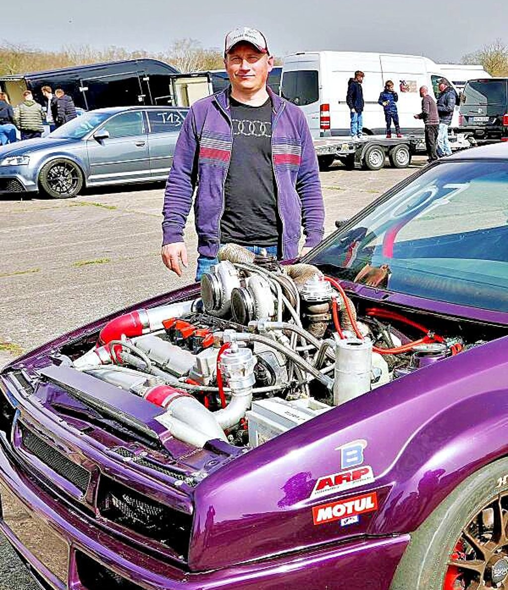 Christian Lübeck aus Güstrow stellt seinen VW Corrado, Baujahr 1992, vor, der es auf 1.200 PS bringt. Dafür sorgen unter anderem zwei Turbolader. Drei Jahre hat der Autofan in die Umbauten investiert. Würde er das Fahrzeug so und jetzt verkaufen wollen, würde er 60.000 Euro als Preis aufrufen.