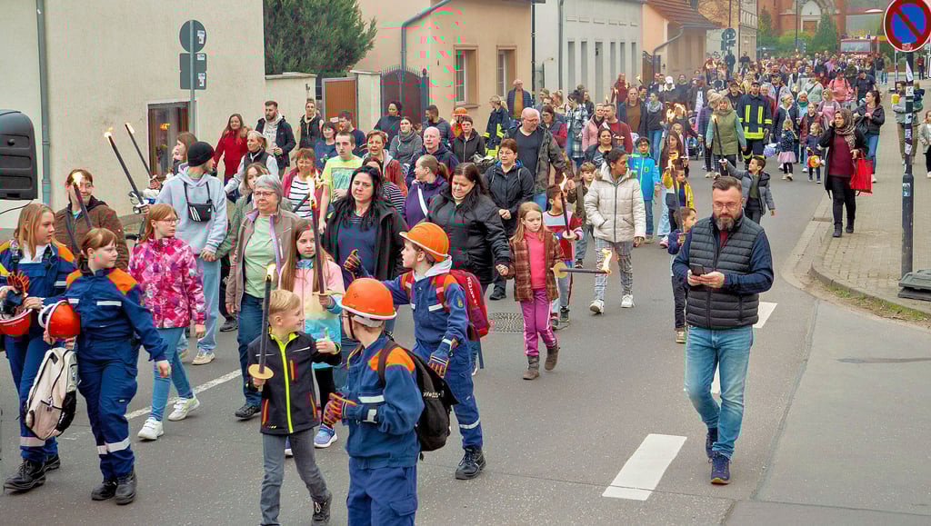 Der Fackelumzug zum Osterfeuer in Gommern.