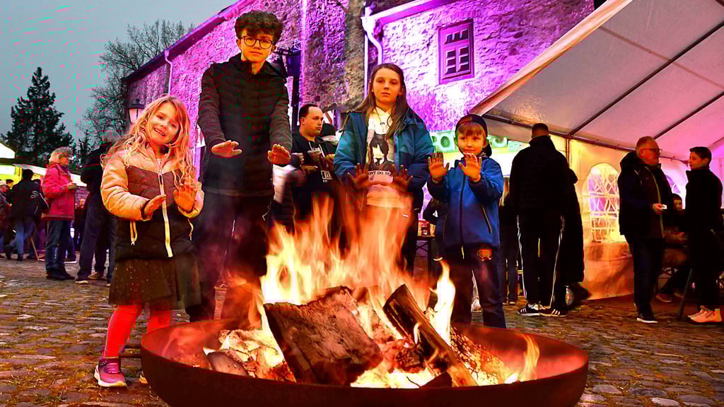 An einer Feuerschale auf dem Großen Burghof in Oebisfelde wärmten sich auch Josephine (Foto von links), Tim, Gina-Lisa und Noah ihre Hände.