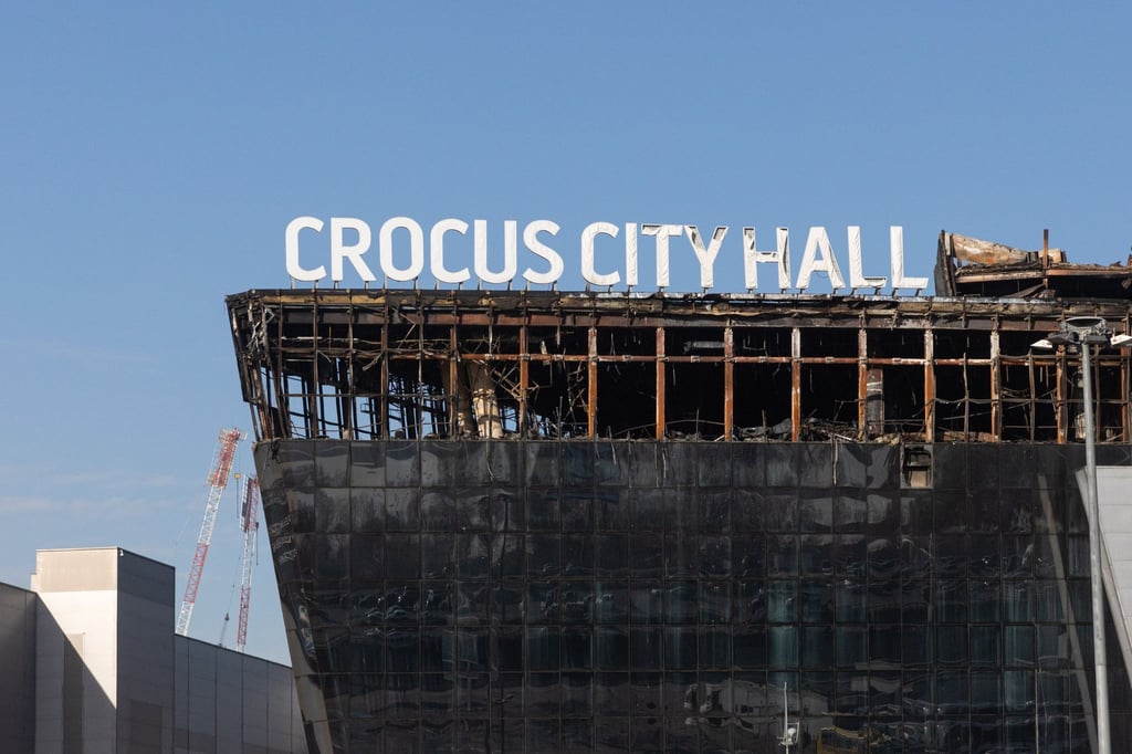 Blick auf die bei einem Terroranschlag beschädigte Konzerthalle Crocus City Hall. Bei dem Anschlag vom vergangenen Freitag waren mehr als 140 Menschen getötet und hunderte verletzt worden, als Bewaffnete in der Konzerthalle Crocus City Hall um sich schossen.
