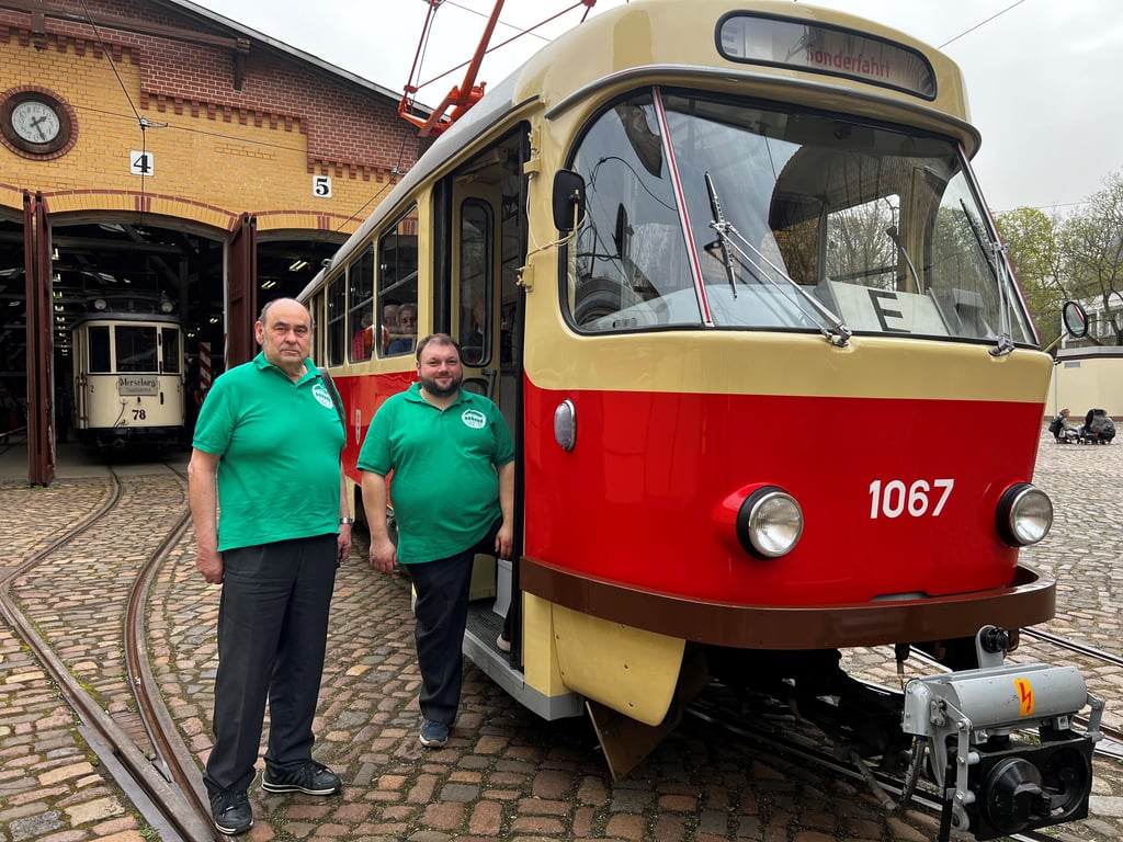 Gerhard Böhlert (l.), ehemaliger Straßenbahnfahrer und Vorstandsvorsitzender Christian Glatzel präsentieren den restaurierten Triebwagen.
