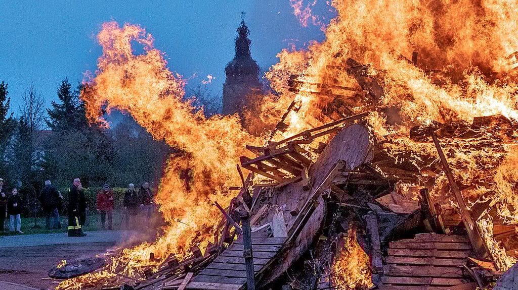 Das Osterfeuer brennt.