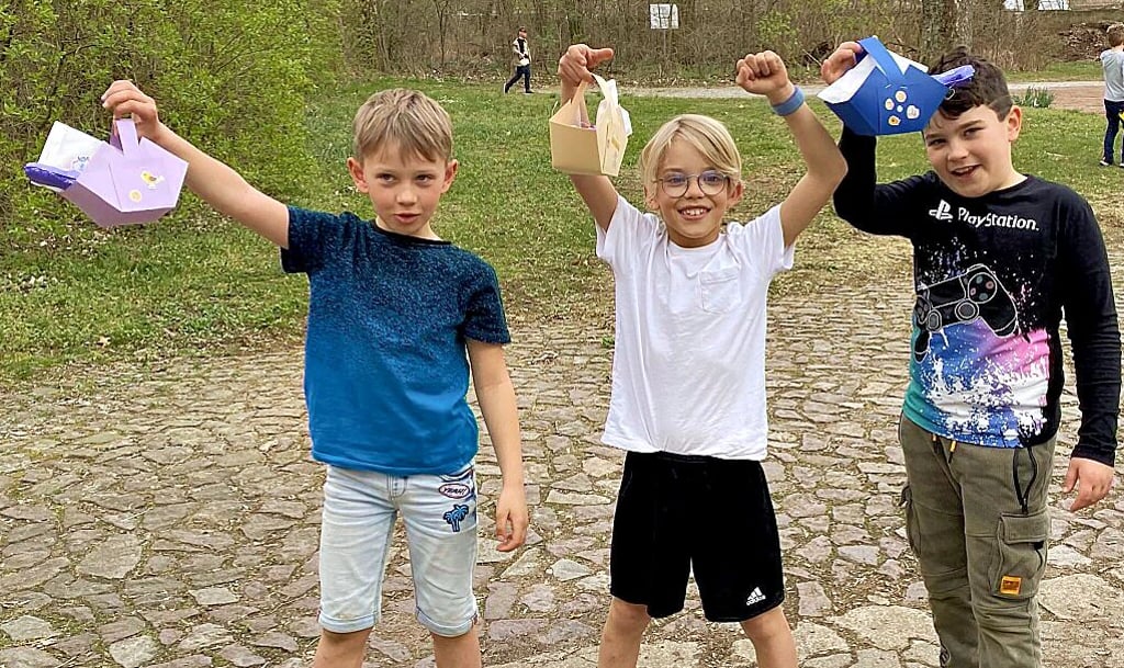 Stolz zeigen sie, dass sie unter den Ersten waren, die etwas fanden.