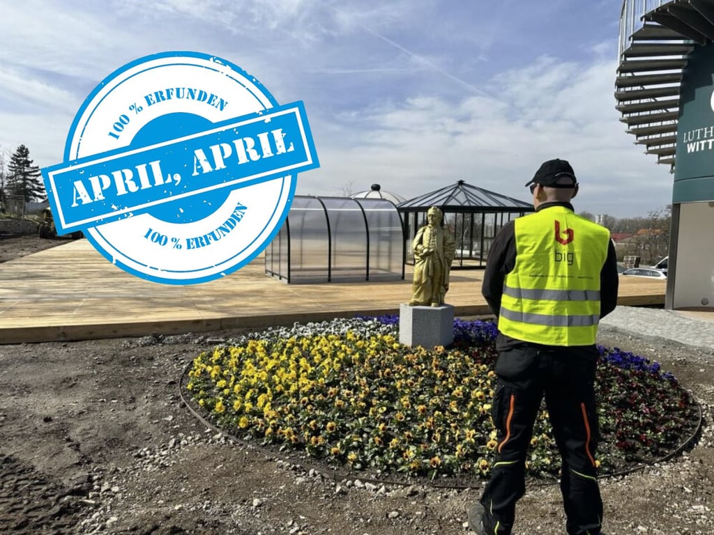 Die Goethe-Statue gibt es wirklich - allerdings nur vergoldet und ohne eigene Security.