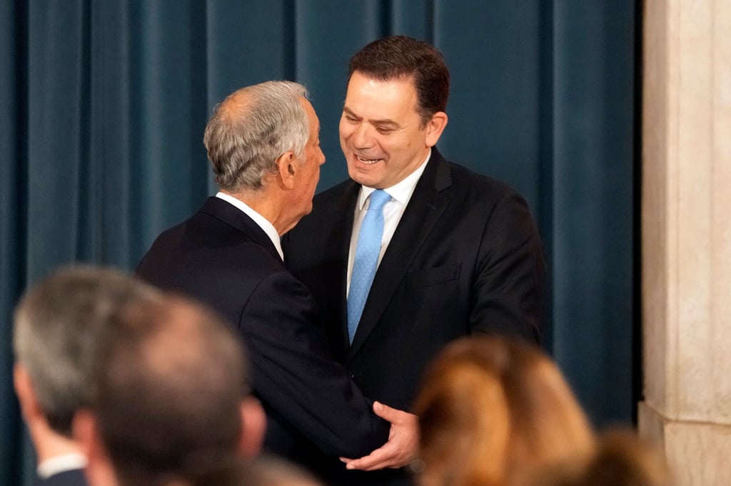 Nach seiner Vereidigung im Nationalpalast von Ajuda wird Ministerpräsident Luis Montenegro (r) von Staatsoberhaupt Marcelo Rebelo de Sousa begrüßt