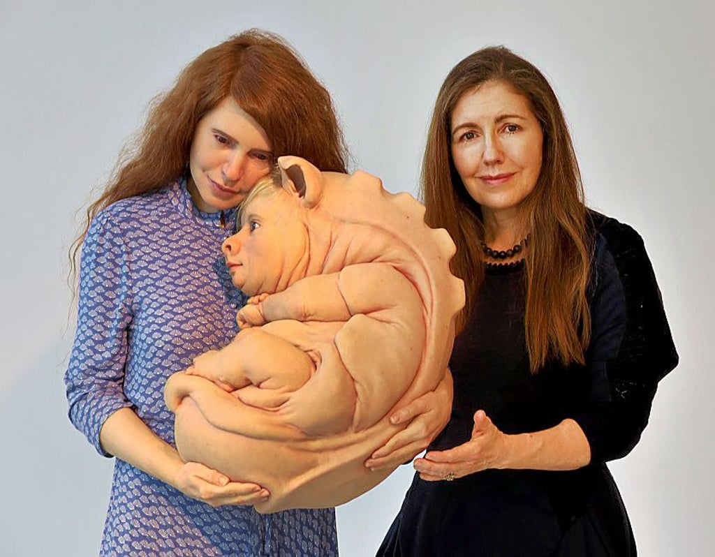 Patricia Piccinini (rechts) mit Skulptur „The Bond“ (2016)