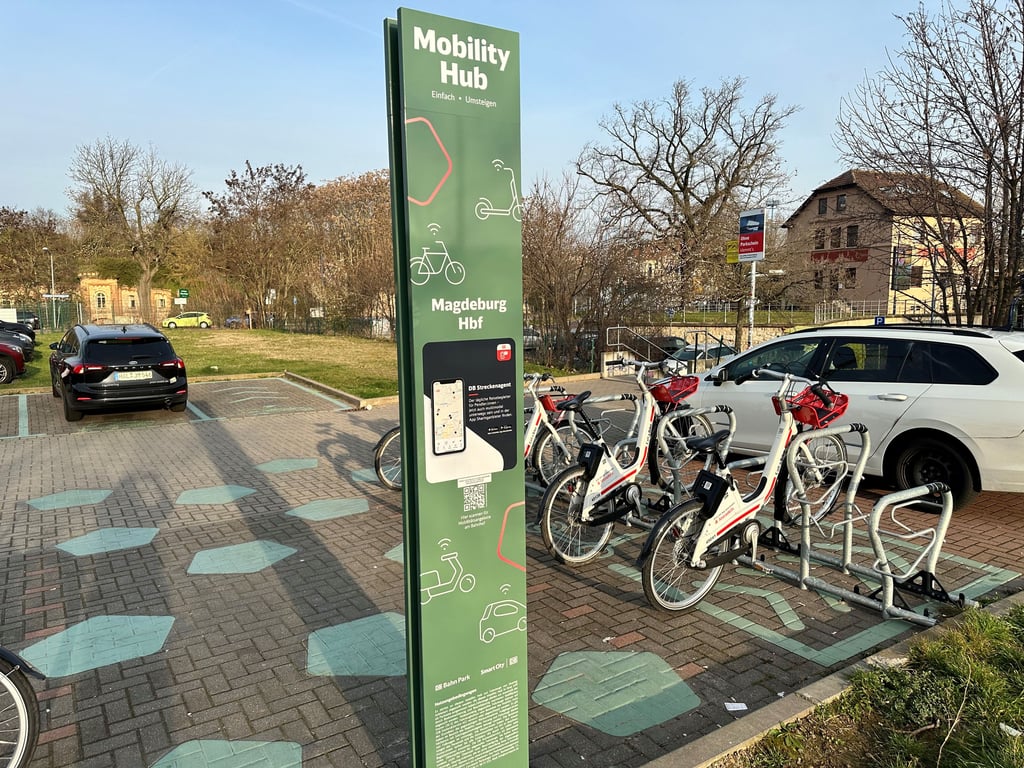 Auf dem Bahnparkplatz auf der Westseite des Magdeburger Hauptbahnhofs ist ein Mobilitätspunkt entstanden.