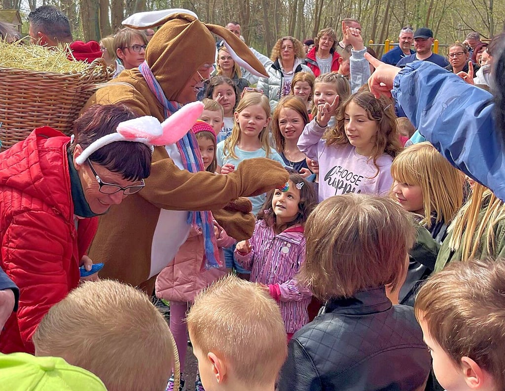Der Osterhase im Oschersleber Wiesenpark hatte einige Überraschungen im Gepäck.