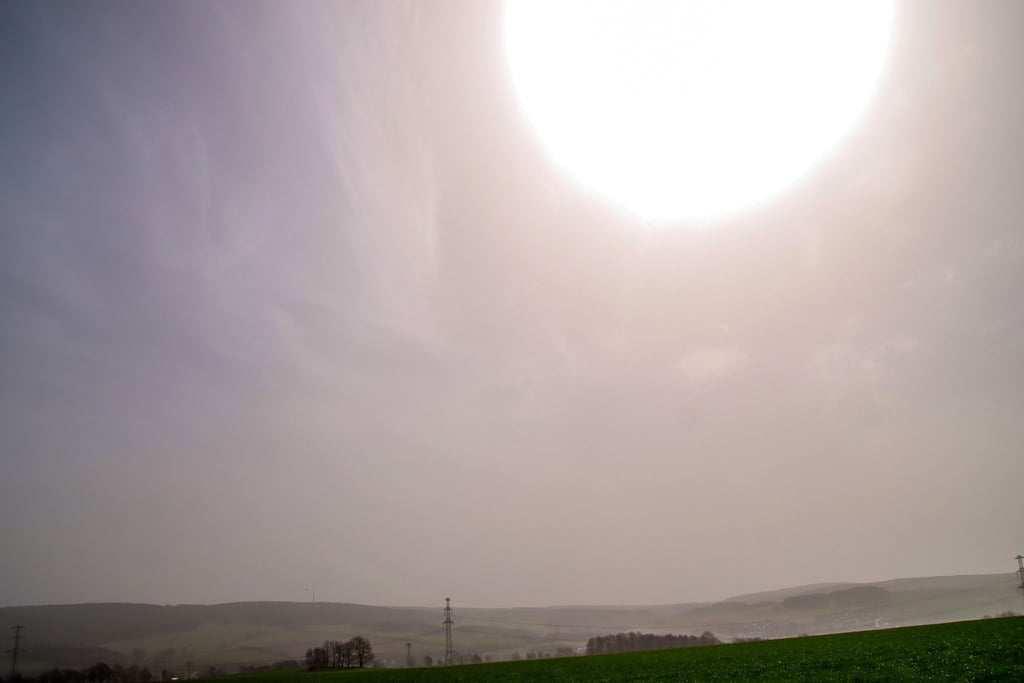 Saharastaub lässt die Sonne milchig und getrübt erscheinen.