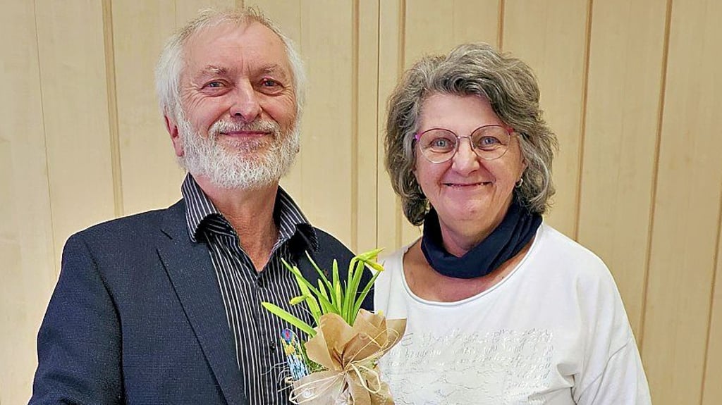 Ulrich Kriehn mit einem Dankeschön, überreicht von Christel Woitzik.