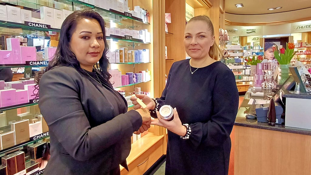 In der Parfümerie "Flair" können Kunden sich nicht einfach an den Testern zu schaffen machen. Filialleiterin Jessica Bobon (r.) demonstriert an Mitarbeiterin Samara Kaczmarczyk, wie die Tester unter Aufsicht von Mitarbeitern und nur mit Spachtel benutzt werden dürfen.
