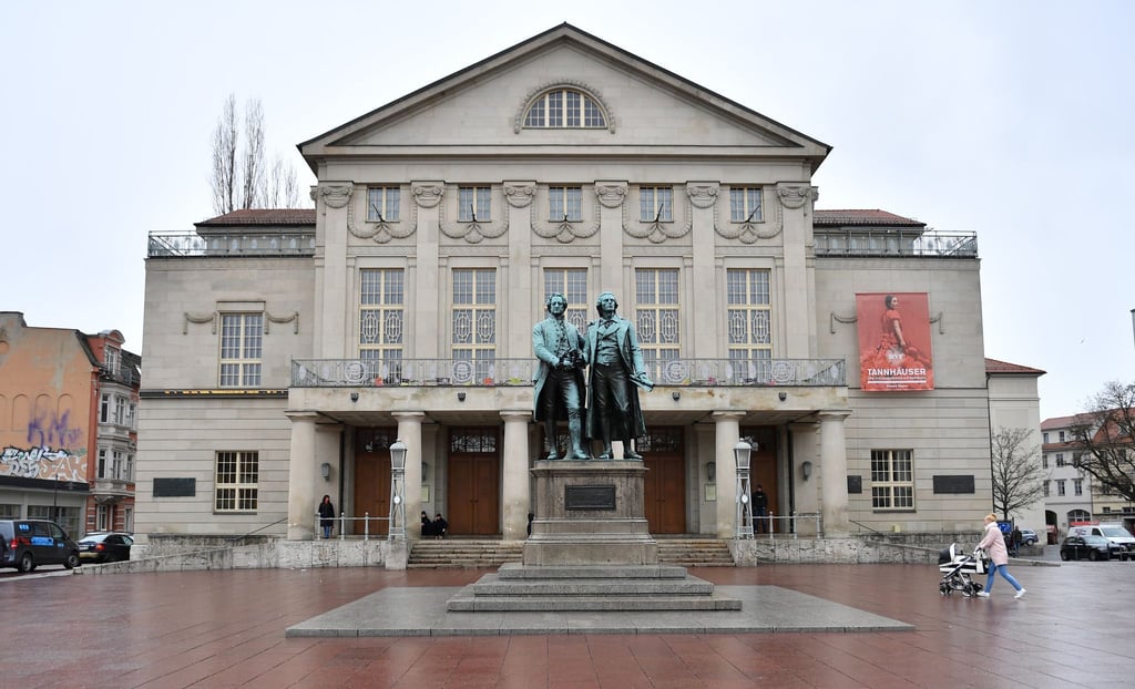 Das Deutsche Nationaltheater Weimar (DNT) mit dem Goethe-Schiller-Denkmal.