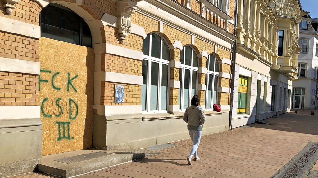 Queerfeindliches Graffiti – eines von vielen in Köthen. Die römische Drei ist auch Teil des Logos der rechtsextremen Partei „Der III. Weg“.