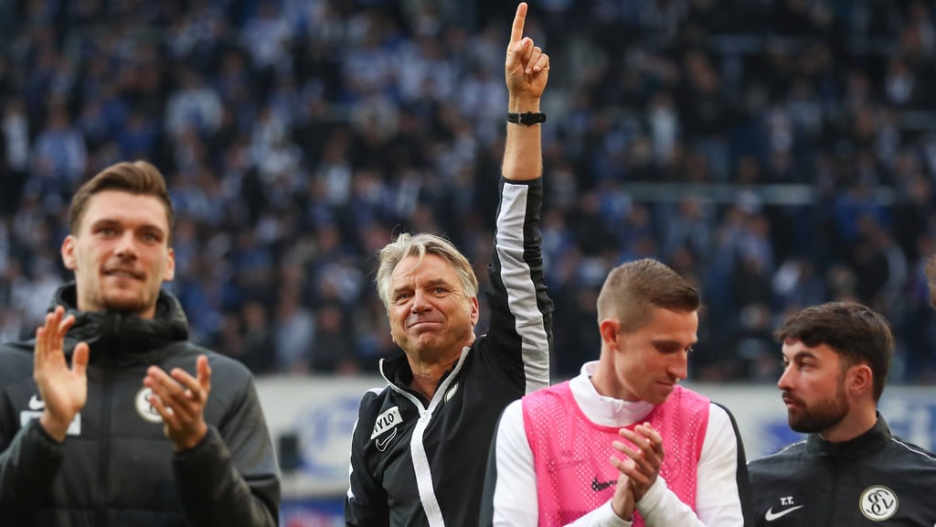 Trainer Horst Steffen feiert den Auswärtssieg beim 1. FC Magdeburg mit der SV Elversberg.