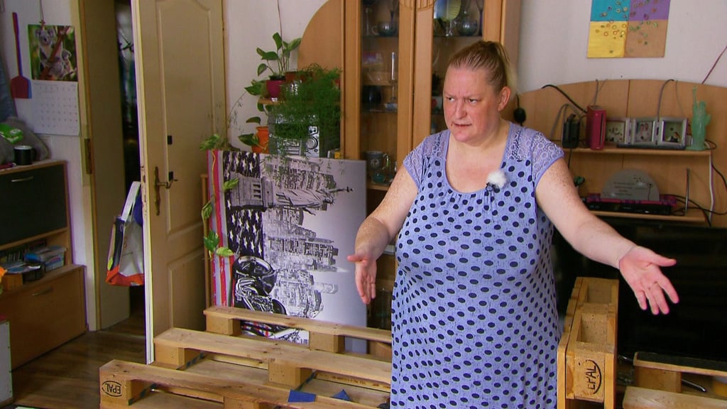 Anke und Frank haben von Bekannten Paletten geschenkt bekommen. Daraus möchten sie ein Bett bauen.