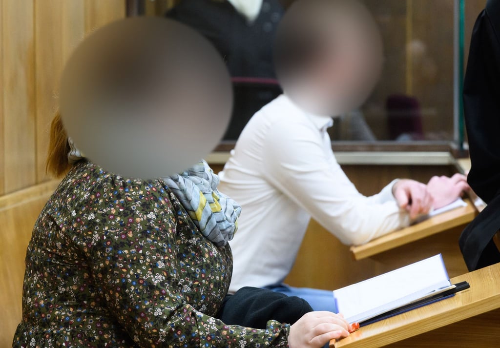 Die Angeklagten sitzen beim Prozessauftakt im Landgericht Hannover.