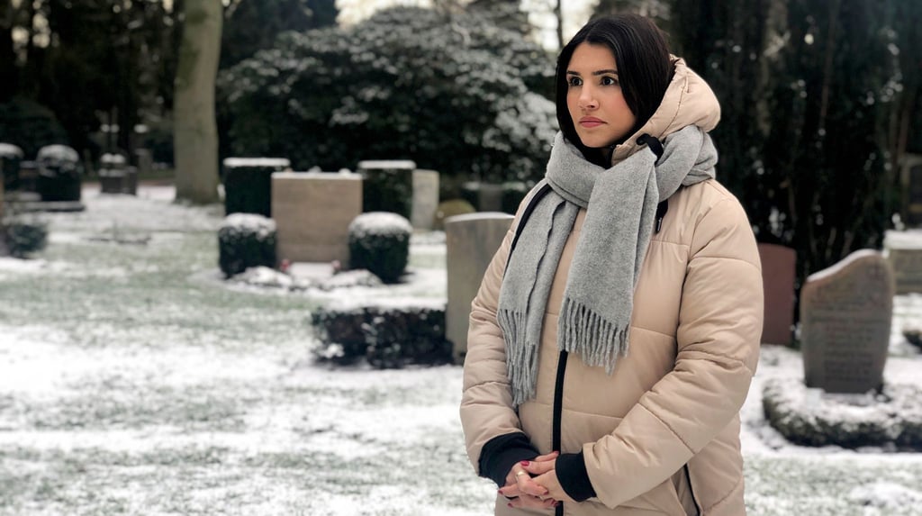 Seren Gören steht auf dem Ohlsdorfer Friedhof in Hamburg. Friedhöfe haben sie schon immer fasziniert.