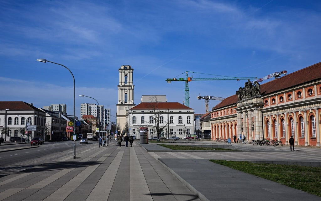 Der wiederaufgebaute Turm der Garnisonkirche in der Breiten Straße in Potsdam und das Filmmuseum im Stadtzentrum.