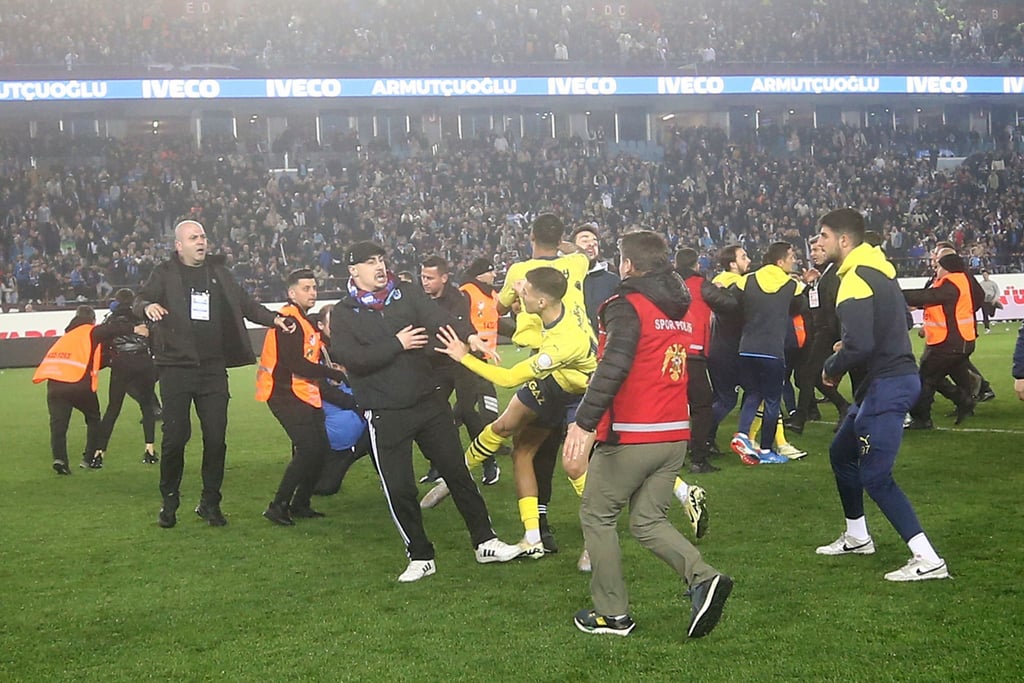 Trabzonspor-Fans hatten nach dem 2:3 gegen Fenerbahce den Platz gestürmt und Spieler sowie Trainer des Gegners angegriffen.