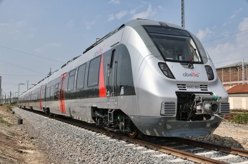 Wegen Verspätungen oder überfüllter Züge können Bahn-Betreibern wie Abellio empfindliche Strafen in Sachsen-Anhalt drohen.