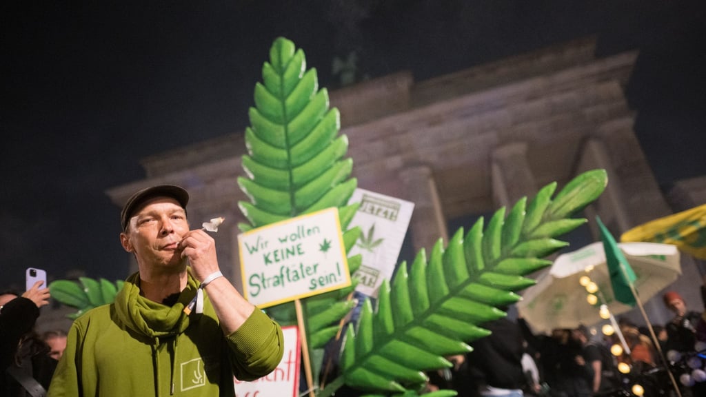 New drug policy: Smoke over the Brandenburg Gate: Cannabis now legal