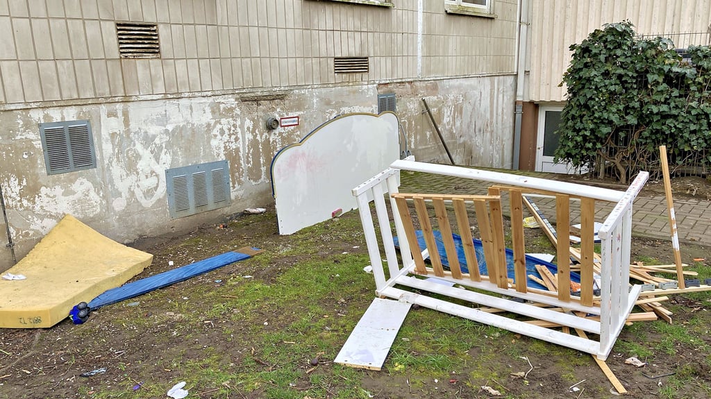 Unschöner Anblick am Wippraer Weg: Sperrmüll und sich türmender Abfall direkt am Haus.