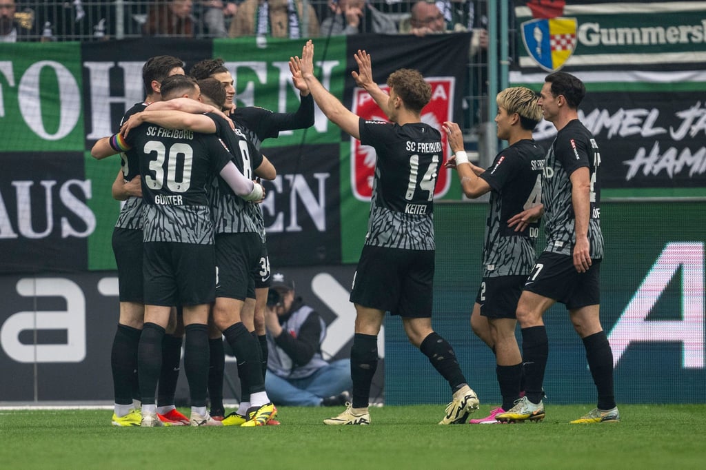 Führungstreffer: Freiburgs Spieler jubeln nach dem Tor von Michael Gregoritsch zum 1:0.