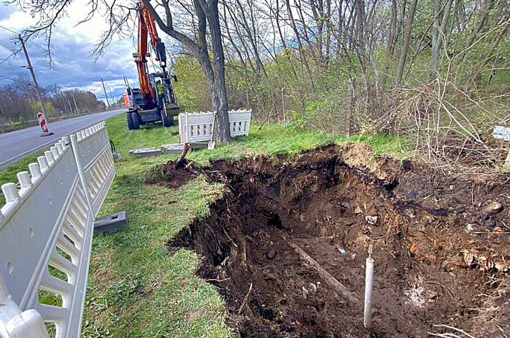Zur Reparatur des Leitungslecks wird hinter dem Baum eine zweite Grube ausgehoben.