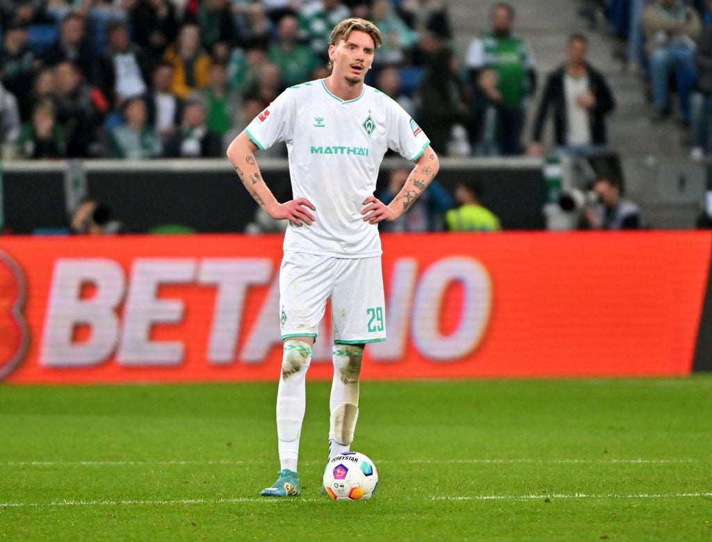 Nick Woltemade von Werder Bremen steht am Mittelkreis.