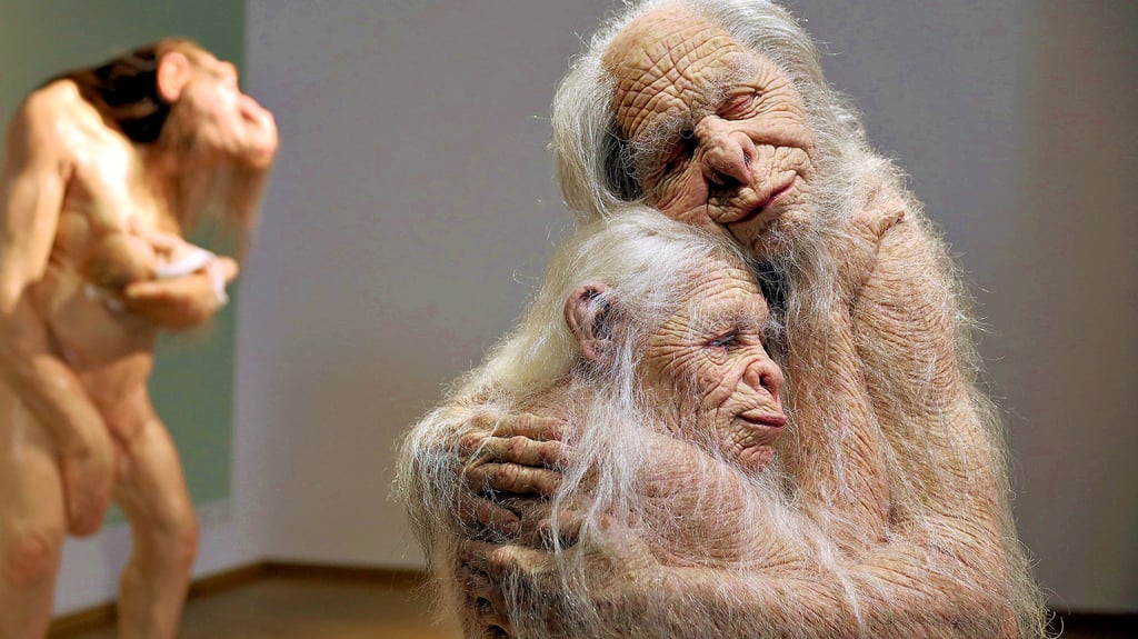Echthaar und Silikon: Blick auf die von Patricia Piccinini und Peter Hennessey gestalteten Figuren in der Kunsthalle Talstrasse