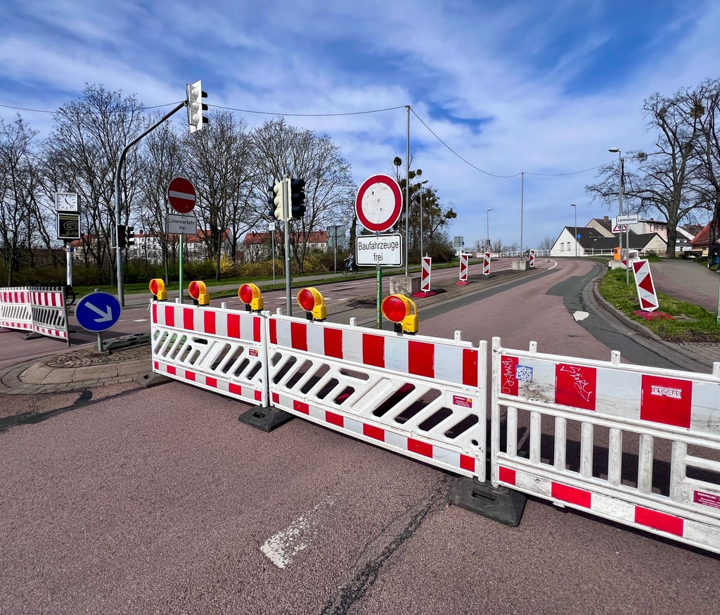 Noch ist die zerbster Brücke voll gesperrt. Am Montag wird sie geöffnet.