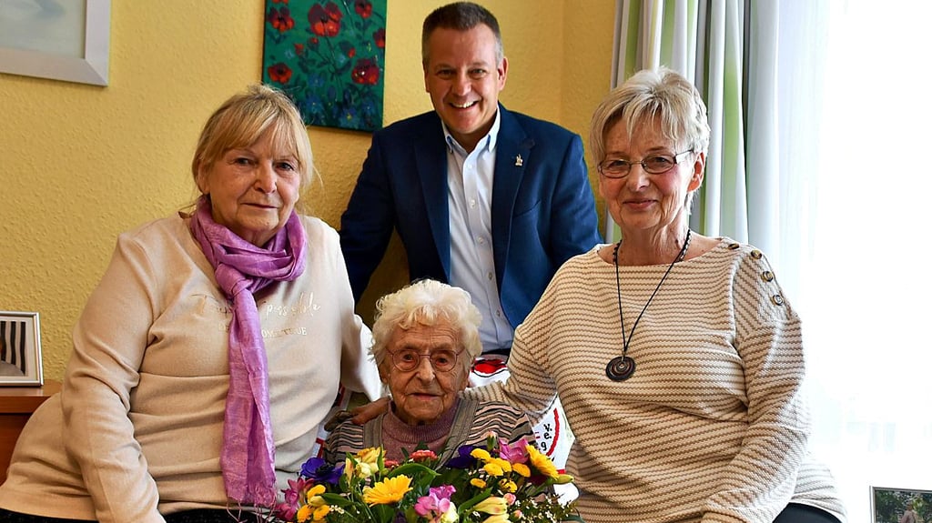 Käthe Fuchs mit ihren Töchtern Sigrid Karapetrov (li)., Gitta Wolny und Bürgermeister Bernhard Hieber. Die Seniorin ist 103 Jahre alt.