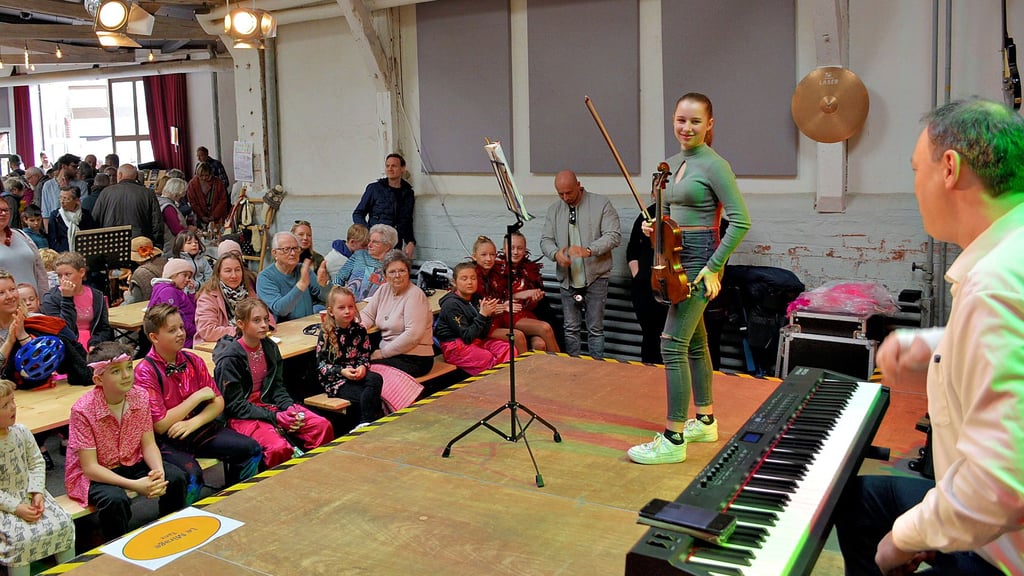 Gia-Lauri Krüger von der Kreismusikschule Stendal legte in der Musikmarkthalle in Osterburg ihr Solo hin, bevor die Tanzschule Le Mirage aus Schinne auftrat.
