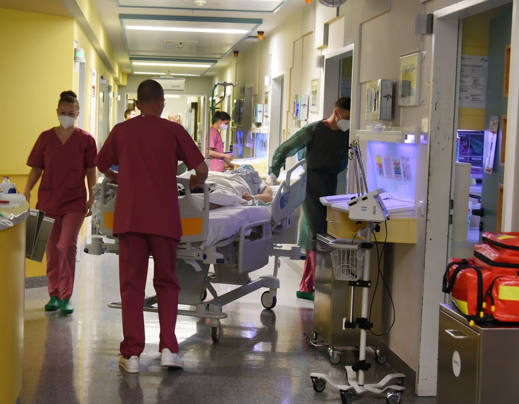 Krankenhaus in Sachsen-Anhalt: Die Beitragszahler der gesetzlichen Krankenkassen sollen für den vom Bund geplanten Umbau der Kliniklandschaft aufkommen - Privatversicherte dagegen nicht.
