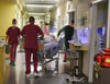 Krankenhaus in Sachsen-Anhalt: Die Beitragszahler der gesetzlichen Krankenkassen sollen für den vom Bund geplanten Umbau der Kliniklandschaft aufkommen - Privatversicherte dagegen nicht.