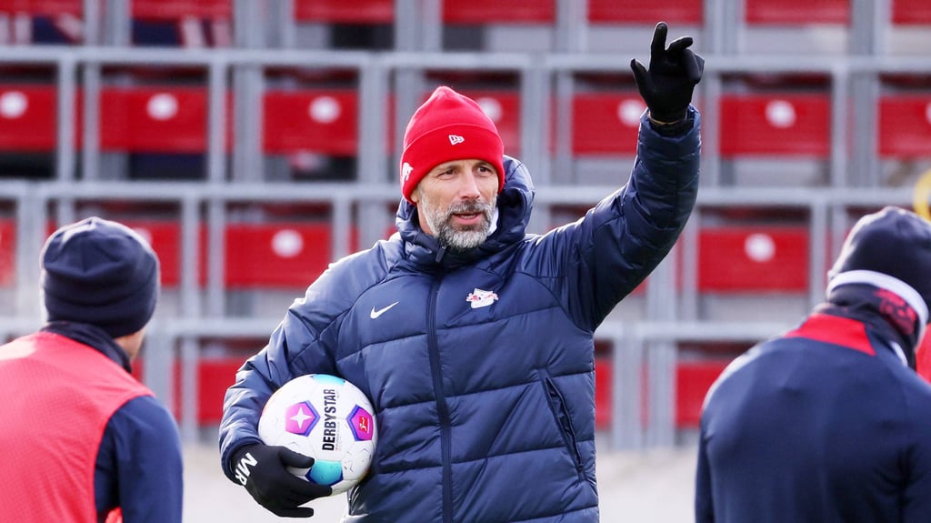 RB-Coach Marco Rose gibt beim Training Anweisungen.