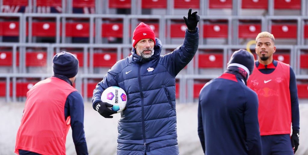 RB-Coach Marco Rose gibt beim Training Anweisungen.