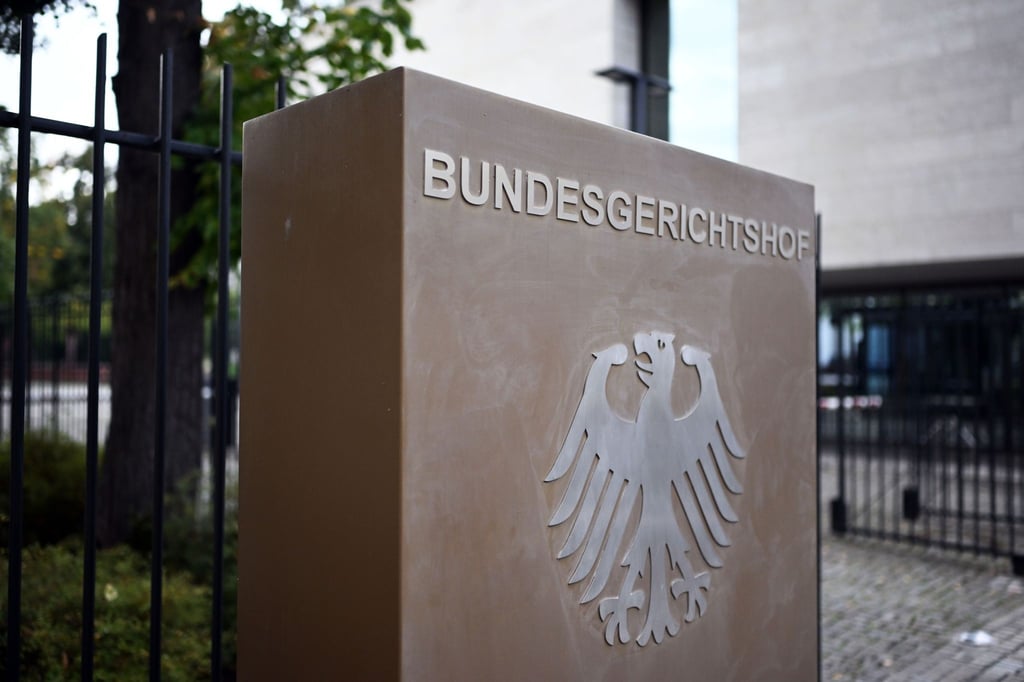 Ein Hinweisschild mit Bundesadler und der Aufschrift Bundesgerichtshof.