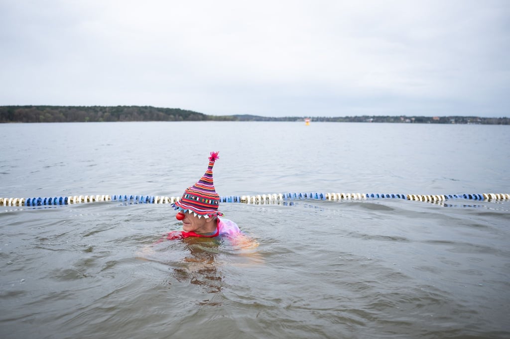 Klaus Dieter schwimmt zum Start der Badesaison im Strandbad Wannsee im Wasser.