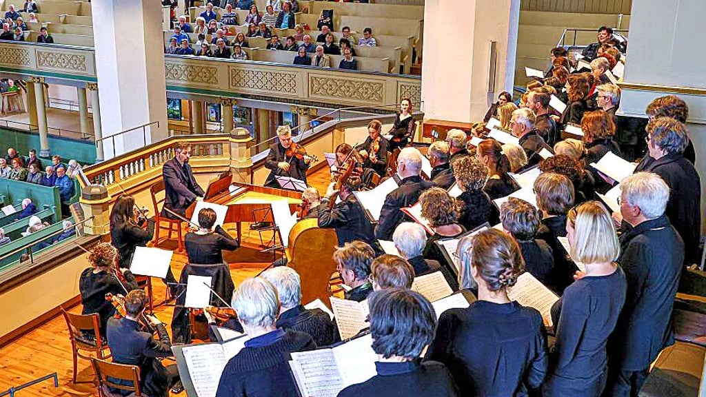 Die Aufführung der Wittenberger Kantorei und des Ensembles „music lipa“ wurde von Kantor Christoph Hagemann vom Cembalo geleitet.