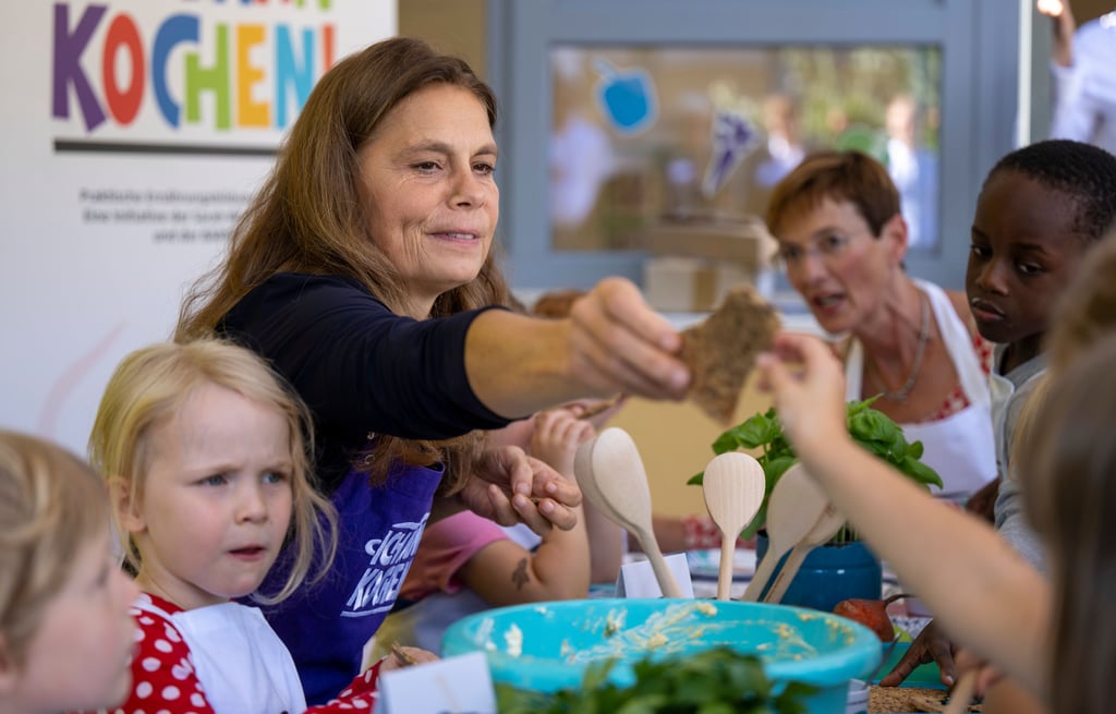 Sarah Wiener setzt sich mit der Initiative „Ich kann kochen!“ für gesunde Ernährung bei Kindern ein.