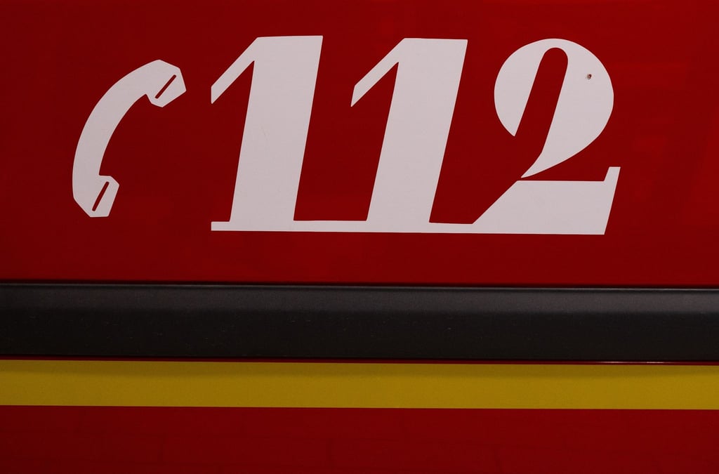 Die Notrufnummer 112 steht auf einem Feuerwehrfahrzeug.