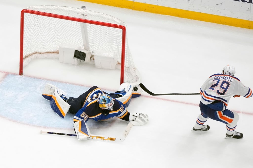 Leon Draisaitl (r) gelang im Schlussdrittel der Treffer zum 2:2.