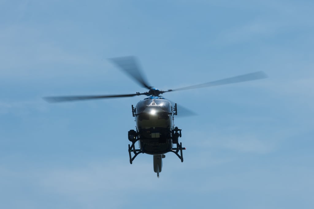 Ein Polizeihubschrauber kreist über Haldensleben.